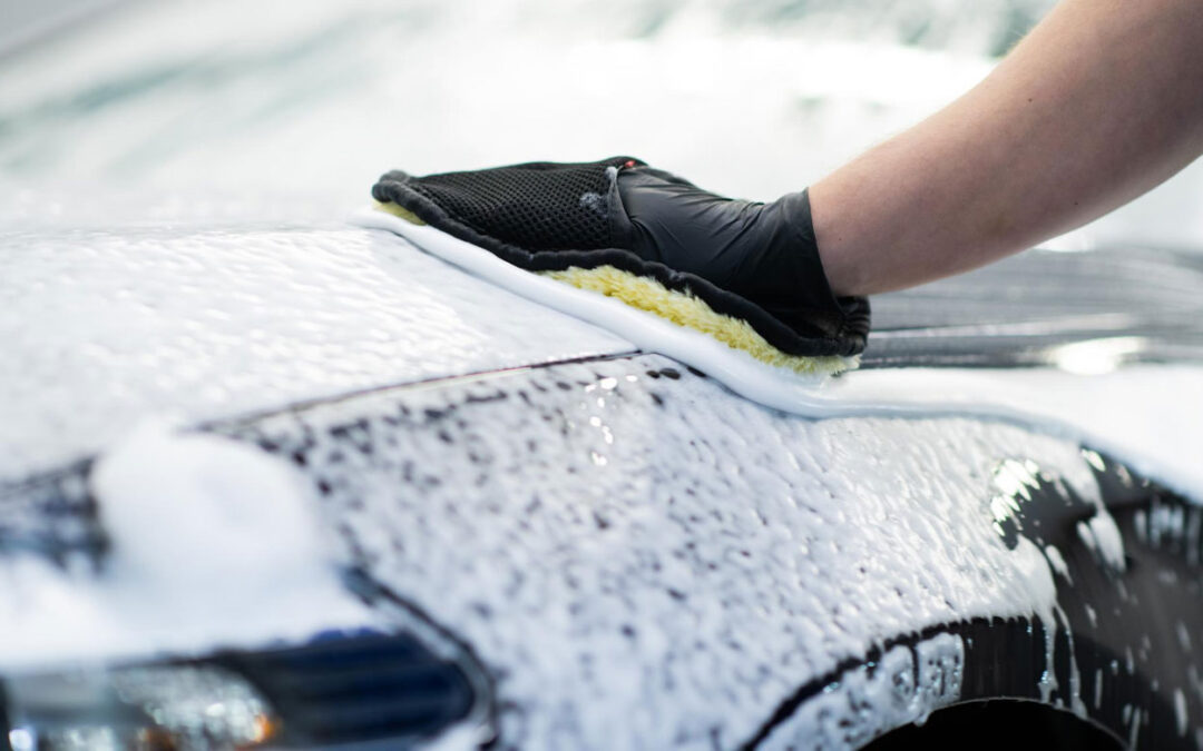Mycie detailingowe a zwykła myjnia – realne różnice