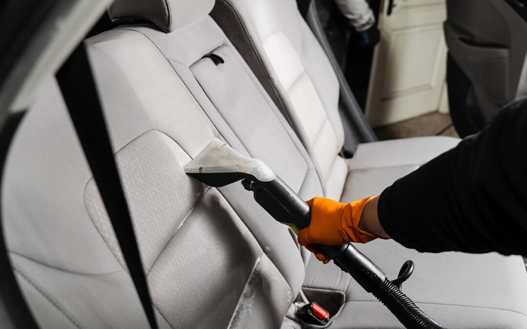 Profesjonalne mycie tapicerki samochodowej – różnice między domowym czyszczeniem